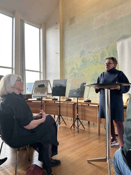 Rudersdals borgmester Ann Sofie Orth holder talen til prisoverrækkelsens til Årets Kunstner 2024 Jette 